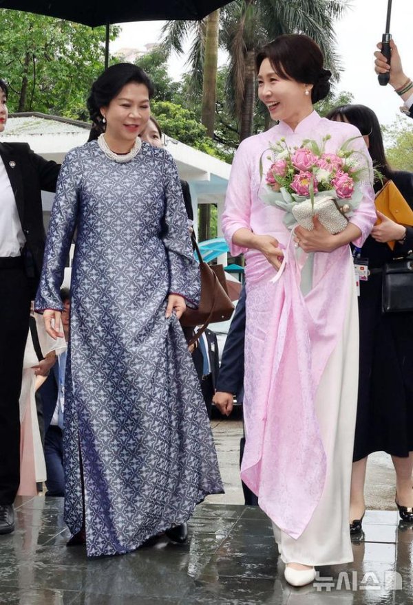 股票配资平台最新 韩国第一夫人在越南惊艳了！穿传统奥黛好温柔，和越南夫人大比美